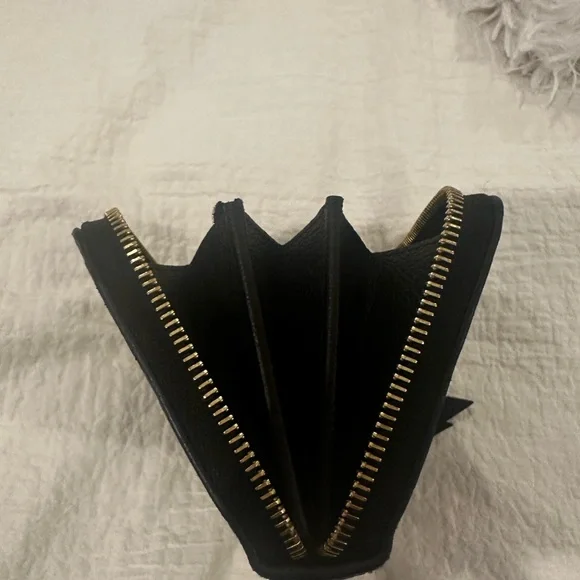 Authentic Louis Vuitton Black Zippy Wallet.
Monogram Empreinte Leather. - Picture 8 of 16